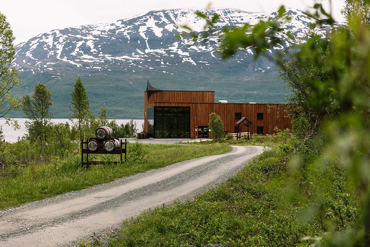 Basen til Lyngen Boats ved fjorden en sommerdag