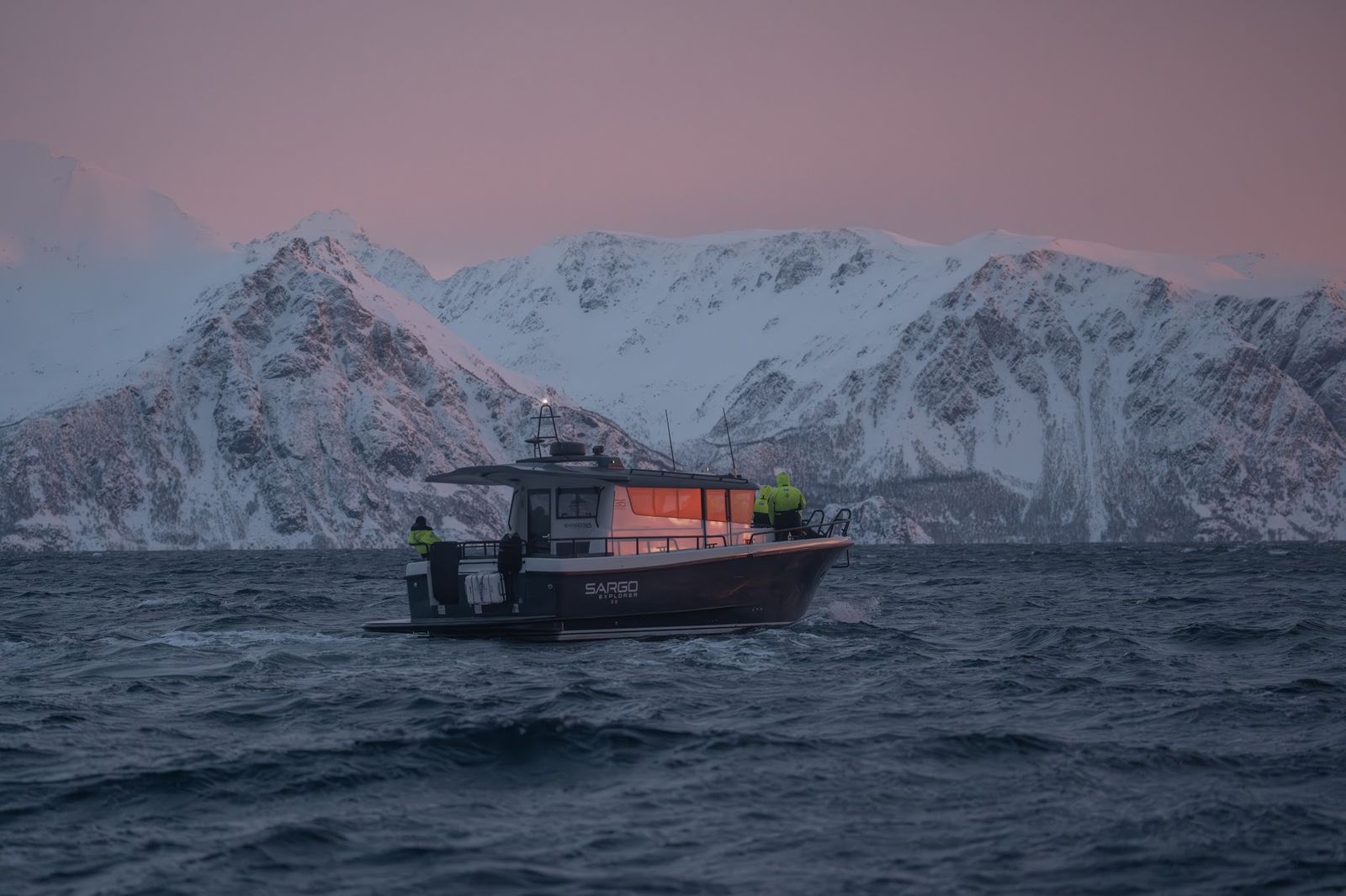 Lyngen Boats i rosa vinterlys under Lyngsalpene