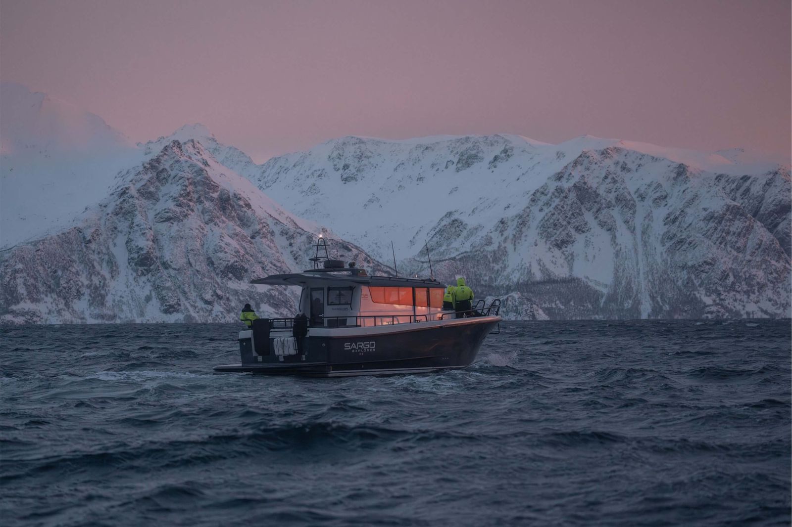Cruiser på vei ut fjorden i vinterlys