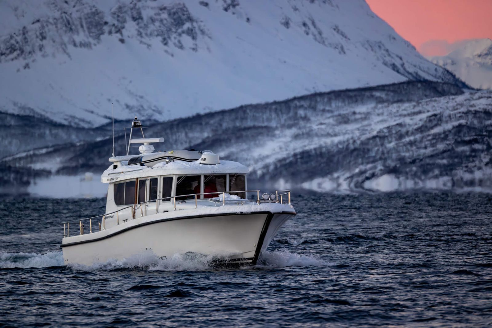 Lyngen Prince under seilas i snødekt vinterlandskap