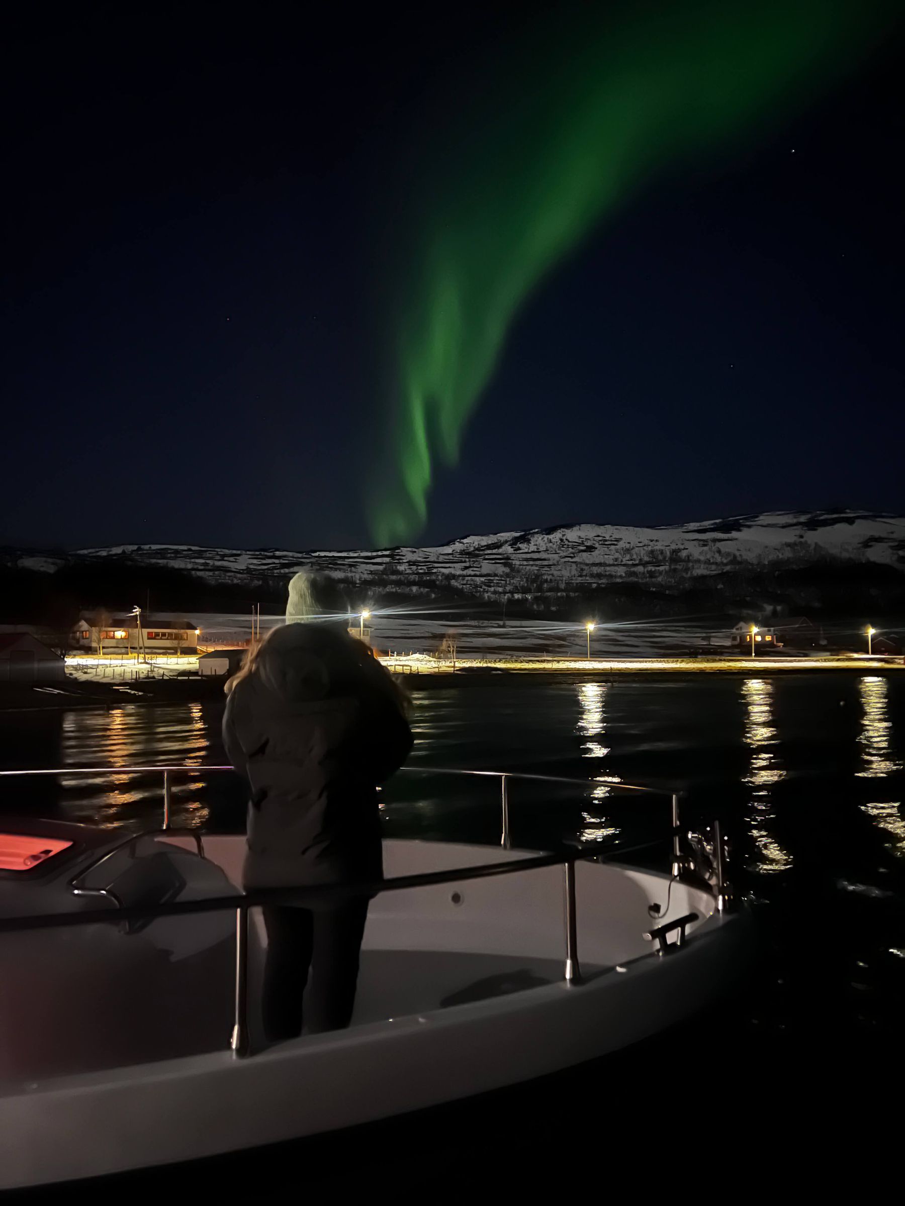 Nordlys over fjorden sett fra dekket på en av båtene